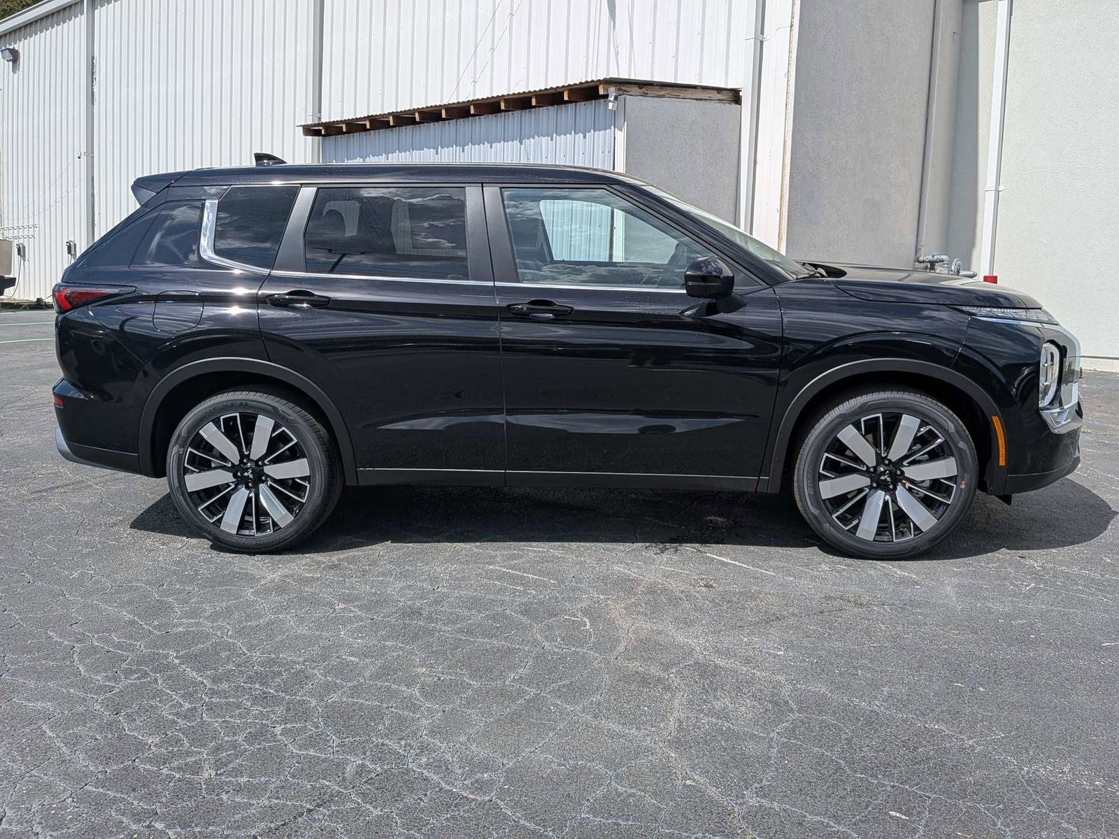 2026 Mitsubishi Outlander Base