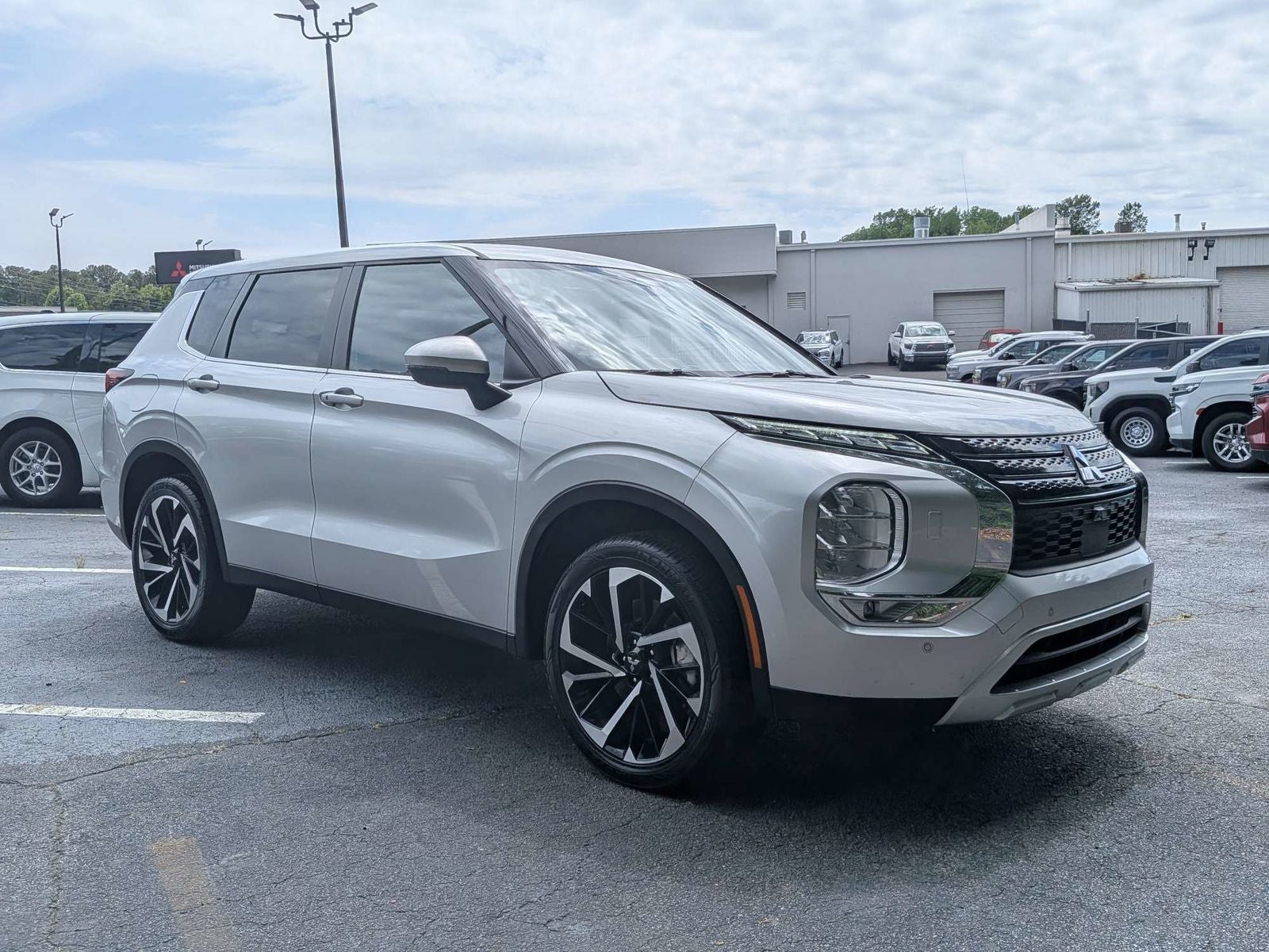 2024 Mitsubishi Outlander SE