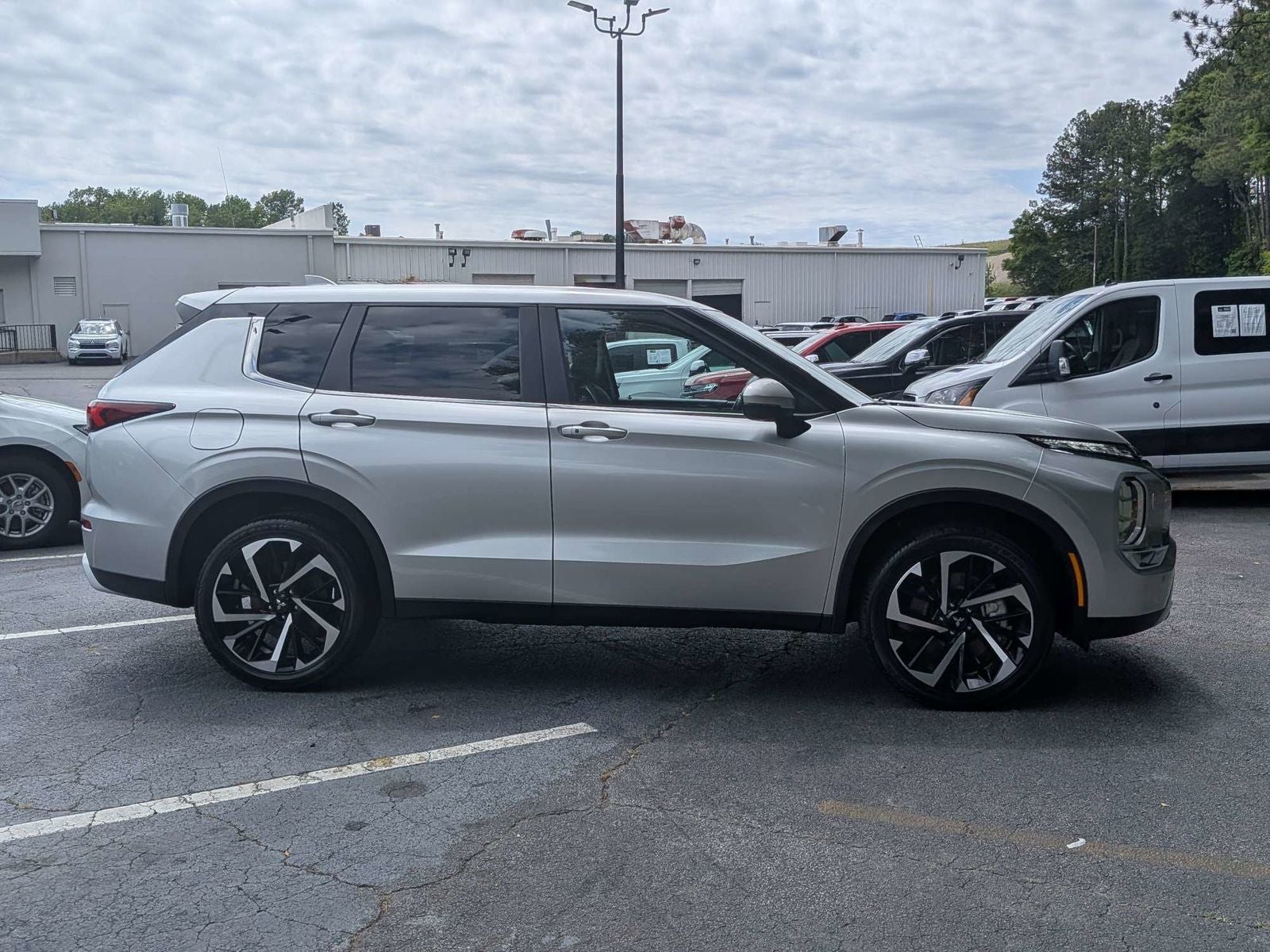 2024 Mitsubishi Outlander SE