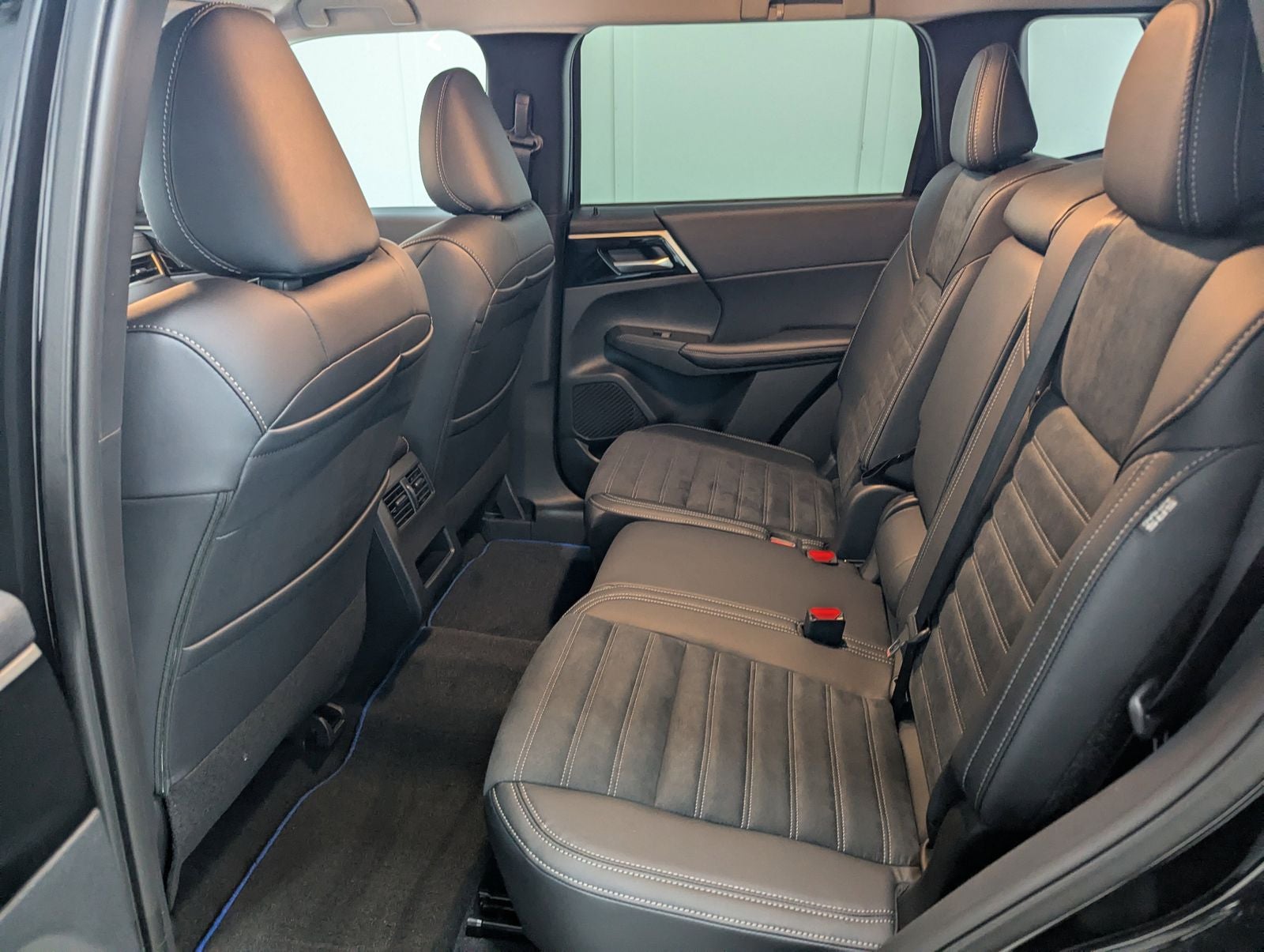 2025 Mitsubishi Outlander PHEV SE